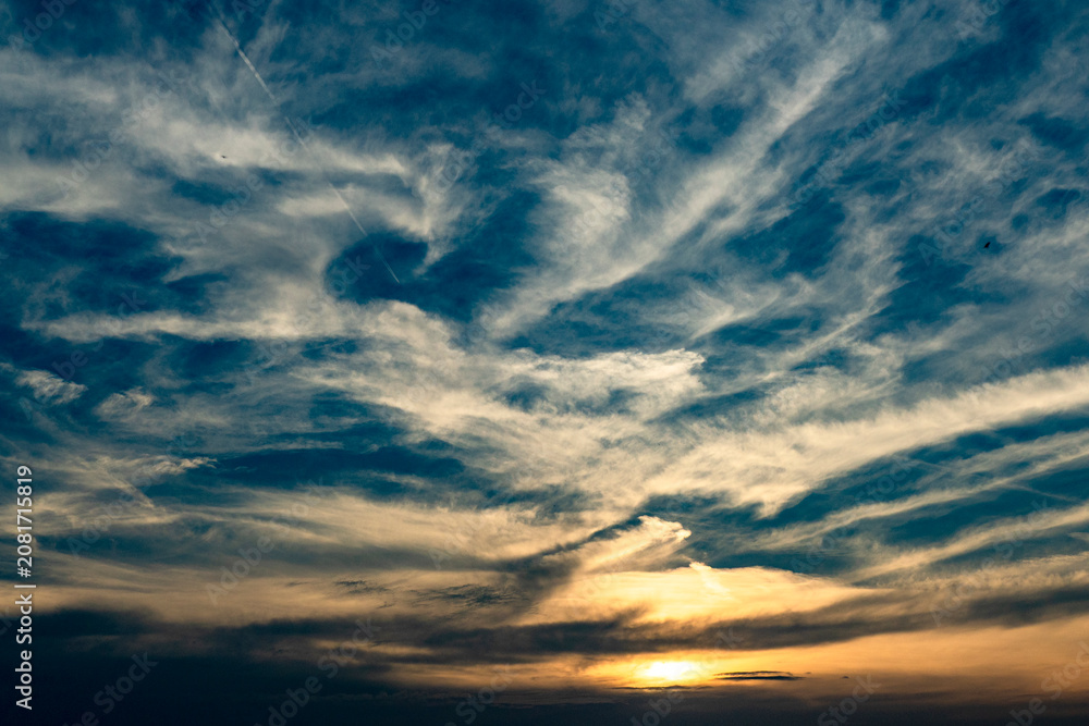 Obraz premium Von der Sonne angestrahlte Wolken am Abend