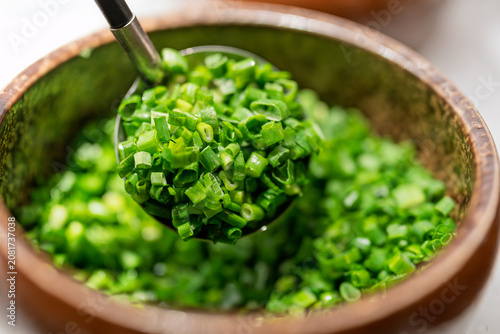 Quadro su tela fresh chopped green scallions served in traditional chinese bowl