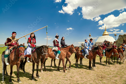 Foto Mongolian performers on horseback at the Naadam Festival on the grasslands