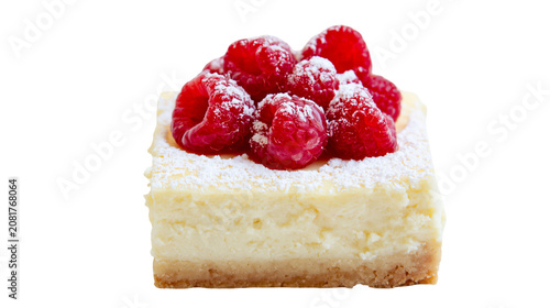 Foto Creamy cheesecake slice topped with fresh raspberries and powdered sugar, isolat