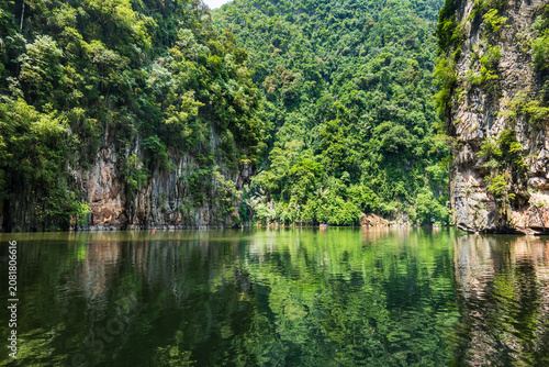 Foto Tasik Cermin, Mirror Lake, with limestone cliff reflections in still green water, Ipoh, Malaysia