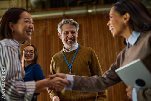 Cuadro en lienzo Diverse business people shaking hands at corporate event
