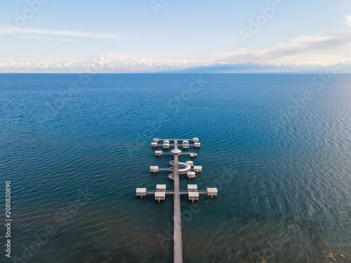 Fotografía Wide aerial view of a large decorative wooden pier with pavilions stretching far