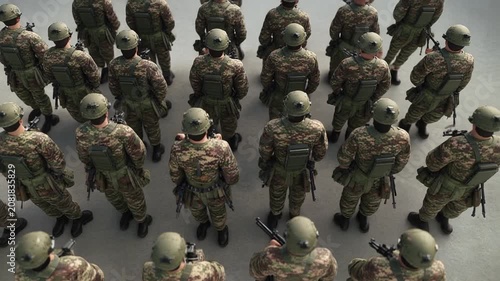 迷彩服の男性兵士たちが整然と隊列を組み緊張感のある規律を示す軍事訓練の場面