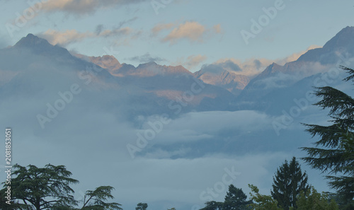  Majestätische Alpengipfel über einem dichten Nebelmeer und tiefen Wolken im Meraner Land