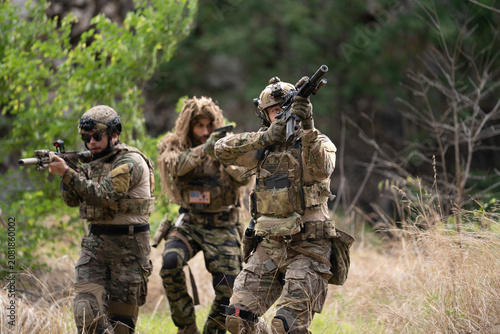 фотографія Team of military soldier army force having engage and rescue mission in dangerou