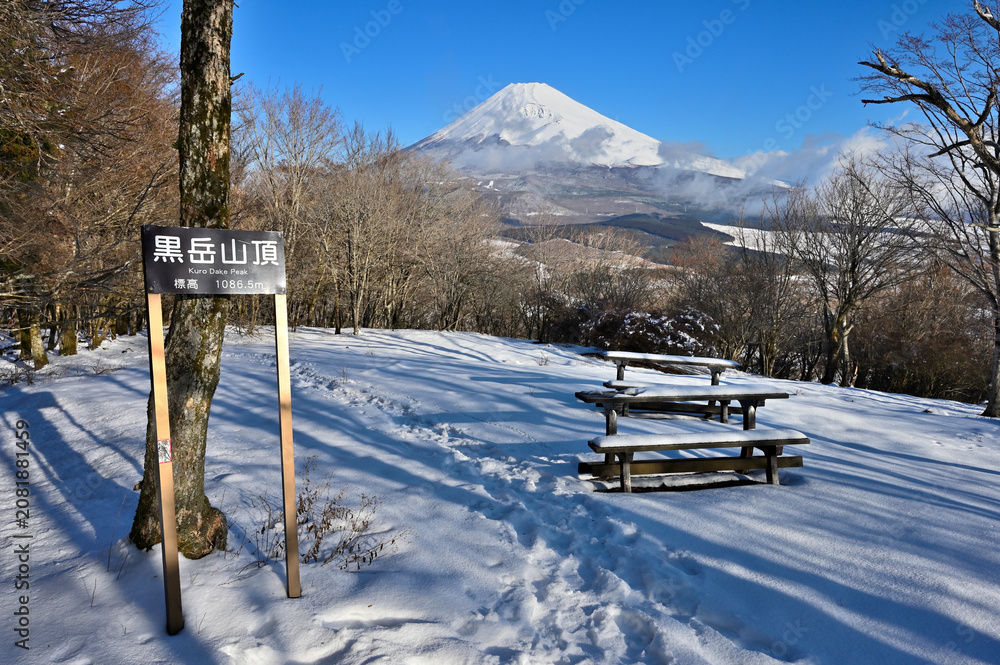 Fototapeta premium 愛鷹山塊の黒岳山頂 雪の頂から望む富士山