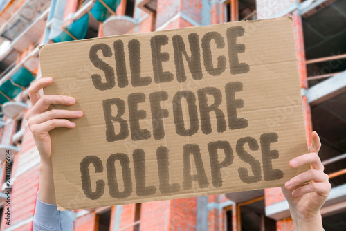 Canvas-taulu "Silence before collapse" Eerie quiet precedes total breakdown
