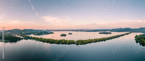 Canvas Print Aerial landscape of West Lake Hangzhou at dusk, tranquil lake with tree causeway