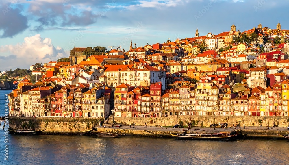 Fototapeta premium A picturesque riverside town with colorful buildings on a hillside