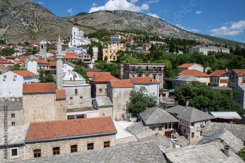 Tableau sur toile historic town of Mostar in Bosnia and Herzegovina, featuring the Karadoz Bey Mosque and the Franciscan Church tower, captured from the minaret of the Koski Mehmed Pasha Mosque