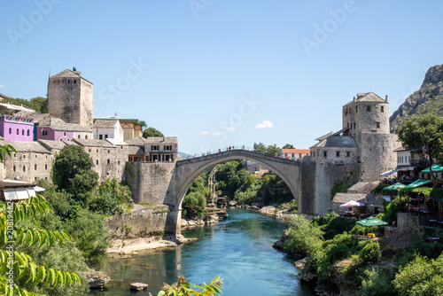 Foto Panoramic view of Stari Most and Neretva River from Koski Mehmed Pasha Mosque in Mostar, Bosnia and Herzegovina