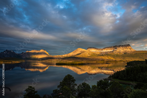 Mitternachtssonne am Efjord in Norwegen bei Narvik