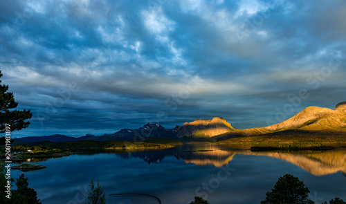 Mitternachtssonne am Efjord in Norwegen bei Narvik