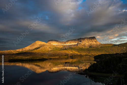 Mitternachtssonne am Efjord in Norwegen bei Narvik