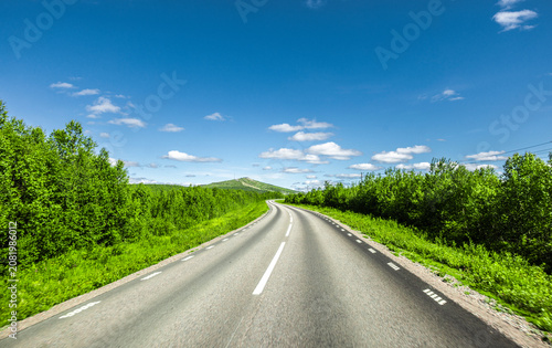 Europastrasse E 10 am Torneträsk See bei Abisko Nationalpark in Schwedisch La...