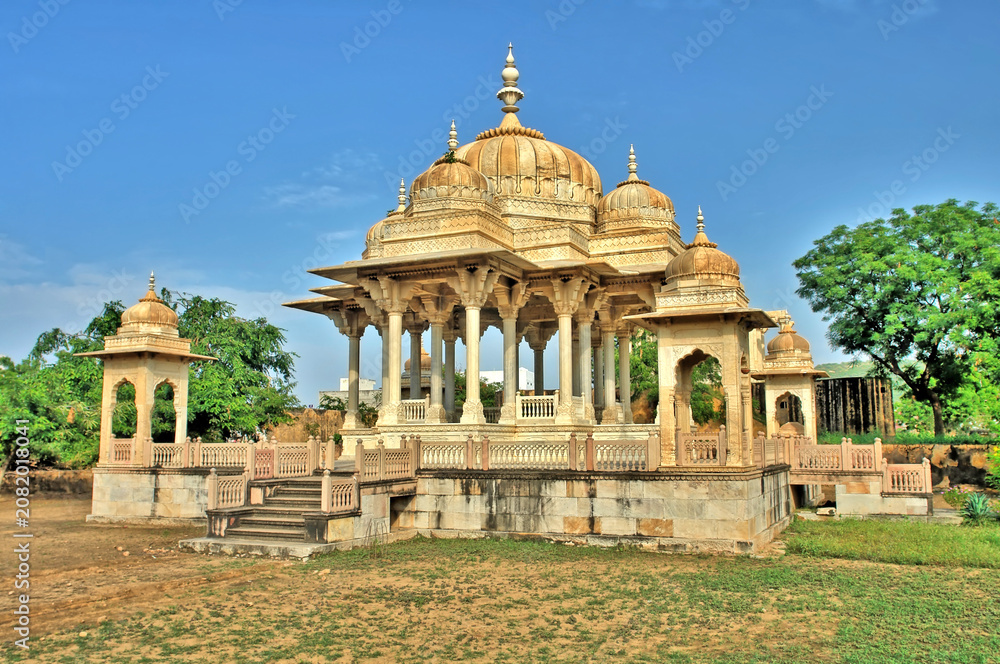 Obraz premium Royal cremation ground and cenotaph complex in Jaipur, Rajasthan, at the foothills of Nahargarh Fort final resting place for the male rulers of the Kachwaha Rajput 