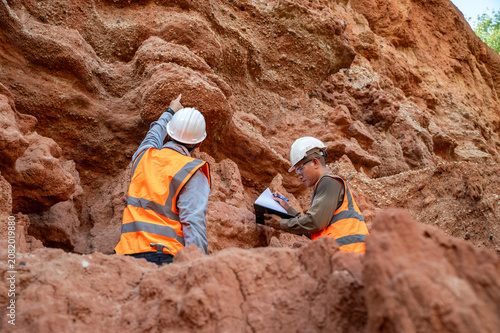 Foto Geological Survey Team Examining Rock Layers for Mineral and Soil Investigation