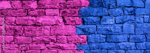 Ziegelwand in den Farben rot und blau
