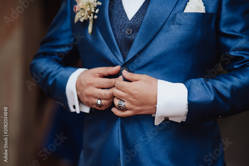 Quadro su tela man in a blue wedding suit