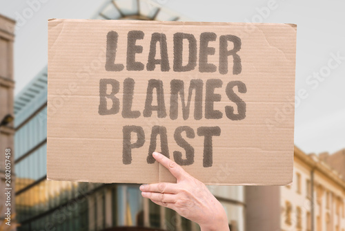 Foto "Leader blames past" Current officials fault predecessors