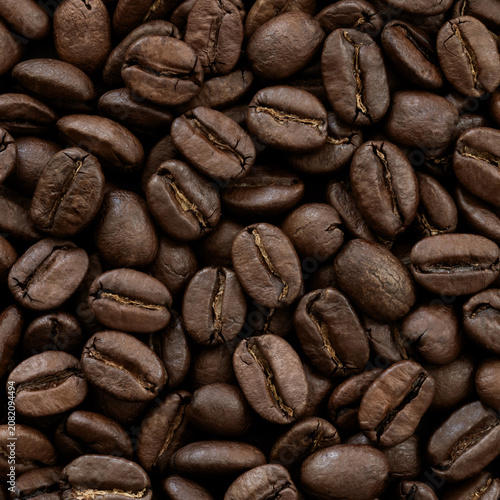 Fotografie A detailed close-up of glossy roasted coffee beans, showcasing rich brown tones and the inviting aroma of freshly ground coffee