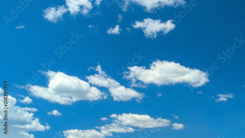 Foto Natural scenery background blue sky with bright white clouds and clear