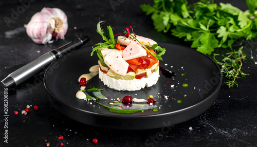 Entrée gastronomique élégante en superposition de saumon et fromage frais