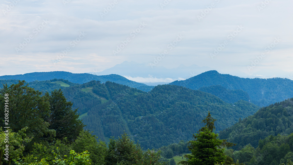 Obraz premium Panoramic mountain landscape near Szczawnica with distant Tatra Mountains