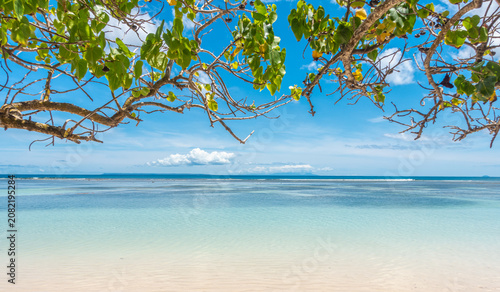 Eau turquoise sur une plage de Guadeloupe.