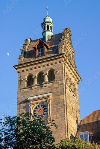 bamberg, deutschland - uhrturm vom oberlandesgericht im abendlicht