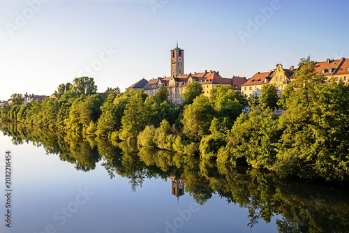 bamberg, deutschland - rechtes ufer des main-donau-kanals mit turm der erlöserkirche