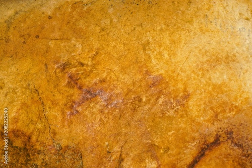Goldgelb-braune alte verwitterte Backsteinwand mit Muster als Hintergrund