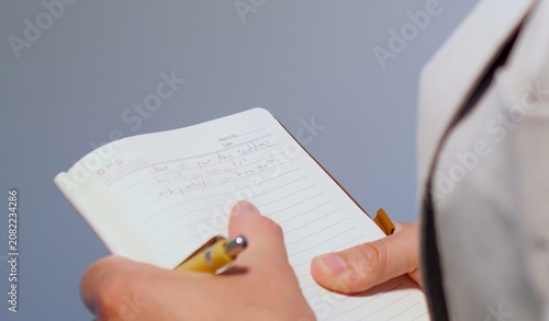 Foto Middle aged candidate anxiously reviews handwritten notes in a leather notebook
