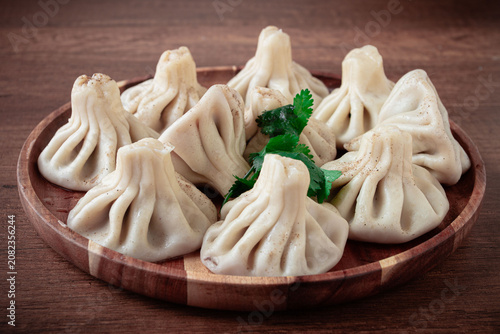 Konstfotografi khinkali, on a wooden plate, Georgian traditional dish, on a wooden table, no pe