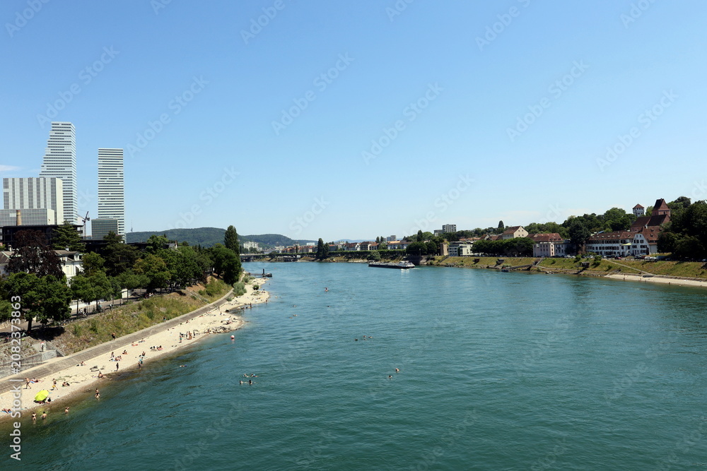 Obraz premium Der Rhein in Basel an einem heißen Tag