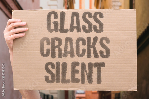 Schilderij op canvas "Glass cracks silent" Windows break without audible warning