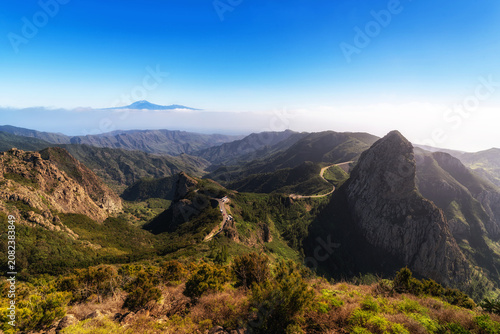 Atemberaubend schöne Landschaft am Roque de Agando auf La Gomera mit Blick auf den Vulkan Teide auf Teneriffa