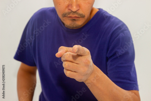 Foto Serious man pointing finger directly at viewer