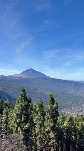Blick auf den Pico de Teide auf Teneriffa vor blauem Himmel