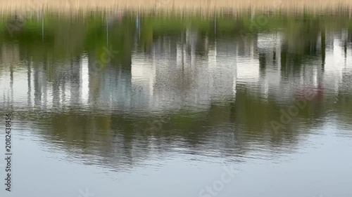 Spiegelung einer weißen Villa auf einem See