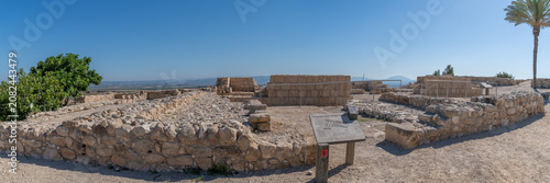 Foto The Northern Palace and Stable area from the Israelite period at Tel Megiddo in Israel