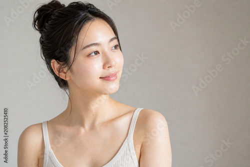 横顔で肌の質感を見せる美容ポートレート