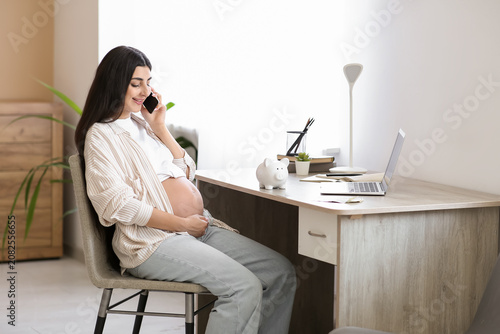 Young pregnant woman talkin...