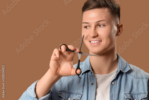 Male barber with scissors o...