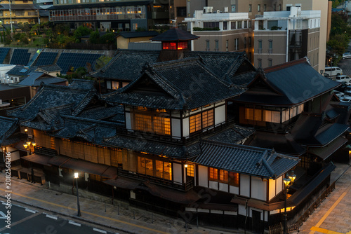 明け方の道後温泉本館
