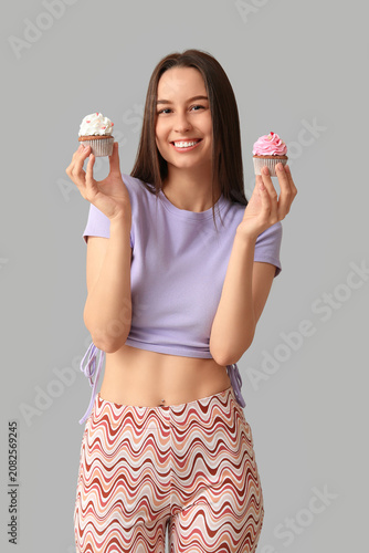 Young woman with sweet cupc...