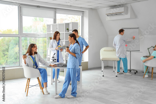 Team of doctors having coff...