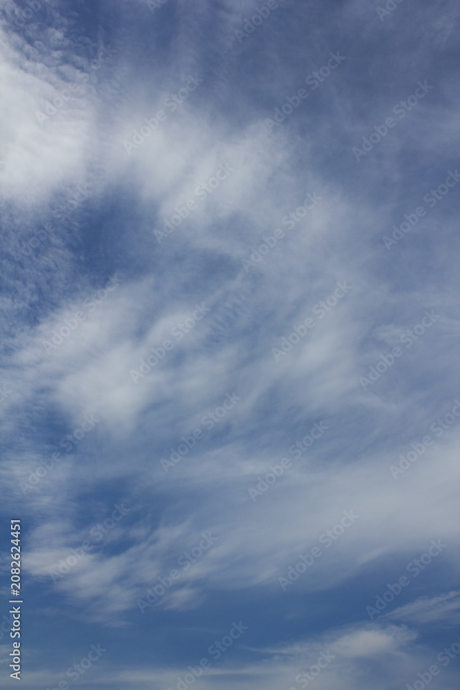 Obraz premium The sky is filled with cirrostratus clouds.