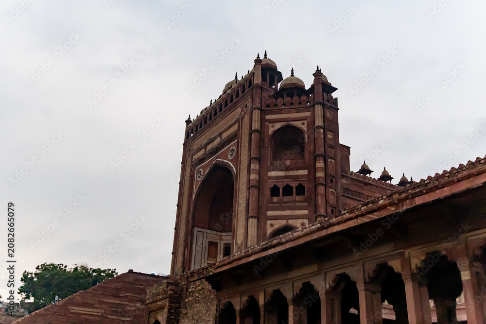 Fototapeta premium Buland Darwaza Monumental Mughal Gateway At Fatehpur Sikri Under Dramatic Cloudy Sky
